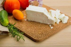 Feta-Käse auf Holzplatte foto