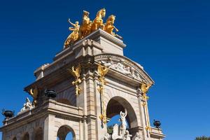 barcelona, spanien, 2022 - barcelona ciudadela park seebrunnen mit goldener quadriga aus aurora foto