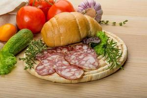 Salami auf Holzplatte foto