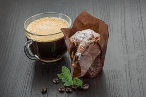 Kaffee mit Muffin auf Holzhintergrund foto