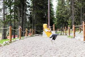 Happy Boy Zip Lining und Spaß in der Natur. foto