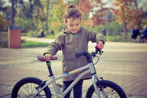 kleines Mädchen mit Fahrrad. foto