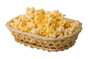 Popcorn in einer Schüssel getrennt auf Weiß foto