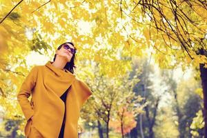 sorglose Frau, die in der Herbstsaison träumt. foto