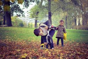 kleiner Bruder und Schwester verbringen einen Tag im Park. foto