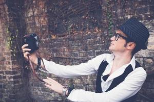 Selfie mit Vintage-Fotokamera machen. foto