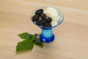 Eis mit Brombeere foto