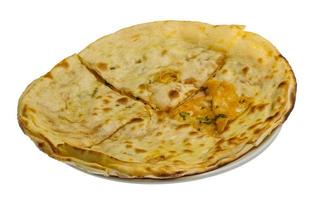 Alu Naan auf dem Teller und weißem Hintergrund foto