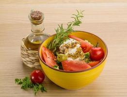 griechischer Salat auf hölzernem Hintergrund foto