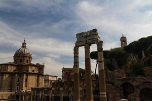 Gebäuderuinen und antike Säulen in Rom, Italien foto