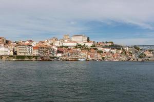 Blick auf Porto City am Flussufer foto