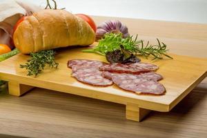 Salami auf Holzplatte foto