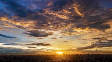 Abendwolkengebilde in der Stadt, bunter Sonnenuntergang foto