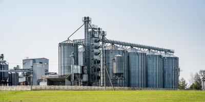 moderner Getreideaufzug. Silbersilos auf Agro-Verarbeitungs- und Produktionsanlagen zur Verarbeitung, Trocknung, Reinigung und Lagerung von landwirtschaftlichen Produkten, Mehl, Getreide und Getreide. Saatgutreinigungslinie foto