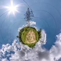 grüne kleine Planetentransformation des sphärischen Panoramas 360 Grad. sphärische abstrakte luftaufnahme im feld mit hochspannungsmasttürmen und fantastischen schönen wolken. Krümmung des Raumes. foto