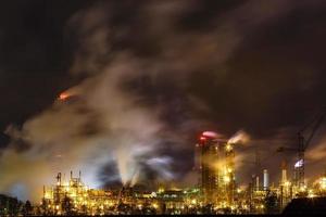 nacht industrielandschaft umweltverschmutzung abfall des wärmekraftwerks. große rohre der unternehmensanlage der chemischen industrie foto