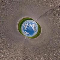 blauer Kugel kleiner Planet im Schotterweg oder Feldhintergrund. foto