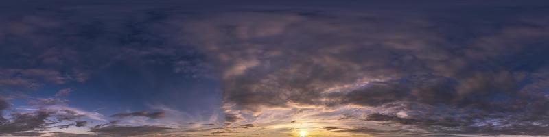 abendlich dunkelblauer himmel hdr 360-panorama mit weißen schönen wolken in nahtloser projektion mit zenit zur verwendung in 3d-grafiken oder spielentwicklung als himmelskuppel oder bearbeitung von drohnenaufnahmen für den himmelsersatz foto