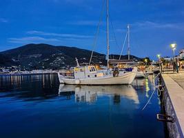 Nachtansicht am Hafen von Skopelos Chora der Insel Skopelos, Griechenland. foto