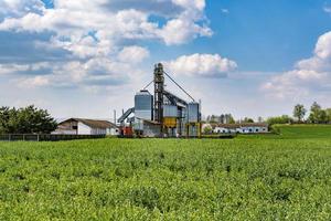 moderner Getreideaufzug. Silbersilos auf Agro-Verarbeitungs- und Produktionsanlagen zur Verarbeitung, Trocknung, Reinigung und Lagerung von landwirtschaftlichen Produkten, Mehl, Getreide und Getreide. Saatgutreinigungslinie foto