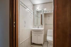Toilette oder Bidet im Badezimmer eines Hotels oder Appartements foto