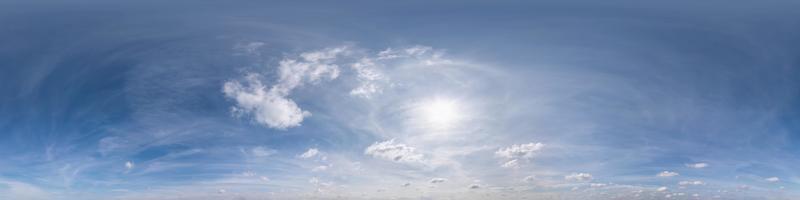 Nahtloser bewölkter blauer Himmel Hdri-Panorama 360-Grad-Winkelansicht mit schönen Wolken mit Zenit zur Verwendung in 3D-Grafiken oder Spielen als Himmelskuppel oder Drohnenaufnahme bearbeiten foto