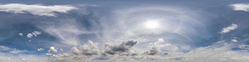 hdri 360 Panorama des blauen Himmels mit Heiligenschein und weißen schönen Wolken. nahtloses Panorama mit Zenit zur Verwendung in 3D-Grafiken oder Spieleentwicklung als Himmelskuppel oder Bearbeitung von Drohnenaufnahmen für den Himmelsersatz foto