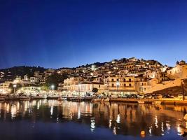 Nachtansicht am Hafen von Skopelos Chora der Insel Skopelos, Griechenland. foto