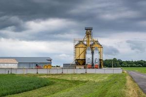 moderner Kornelevator und Saatgutreinigungslinie. Silbersilos auf Agro-Verarbeitungs- und Produktionsanlagen zur Verarbeitung, Trocknung, Reinigung und Lagerung von landwirtschaftlichen Produkten, Mehl, Getreide und Getreide. foto