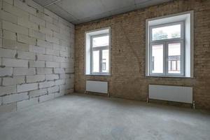 leerer loftraum mit mauer und reparatur und ohne möbel für das büro foto