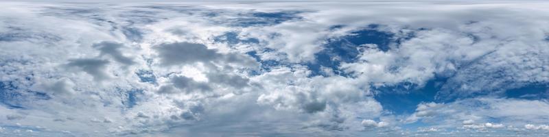 blauer himmel hdr 360-panorama mit weißen schönen wolken in nahtloser projektion mit zenit zur verwendung in 3d-grafiken oder spielentwicklung als himmelskuppel oder bearbeitung von drohnenaufnahmen für den himmelsersatz foto
