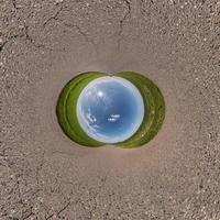 Blauer Himmelsball inmitten einer wirbelnden Asphaltstraße. Umkehrung der winzigen Planetentransformation des sphärischen Panoramas 360 Grad. sphärische abstrakte Ansicht. Krümmung des Raumes. foto