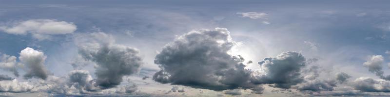 blauer himmel hdri 360-panorama mit grauen schönen wolken in nahtloser projektion mit zenit zur verwendung in 3d-grafiken oder spielentwicklung als himmelskuppel oder bearbeitung von drohnenaufnahmen für den himmelsersatz foto