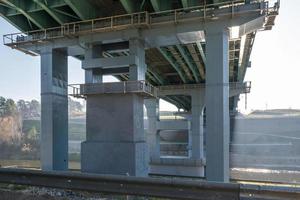 riesige Autobrücke über den breiten Fluss foto