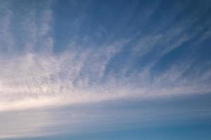Hintergrund des blauen Himmels mit weißen gestreiften Wolken. blaues Himmelspanorama kann als Himmelsersatz verwendet werden foto