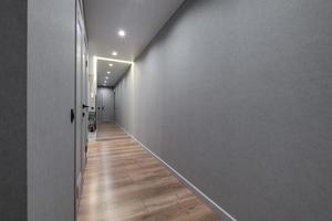 langer leerer Korridor im Inneren der Eingangshalle moderner Wohnungen, Büros oder Kliniken foto