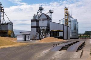 moderner Getreideaufzug. Silbersilos auf Agro-Verarbeitungs- und Produktionsanlagen zur Verarbeitung, Trocknung, Reinigung und Lagerung von landwirtschaftlichen Produkten, Mehl, Getreide und Getreide. foto