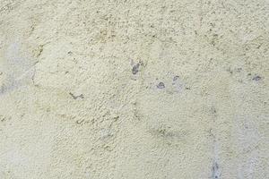 schmutzige oberfläche der betongrauen wand in rissen foto