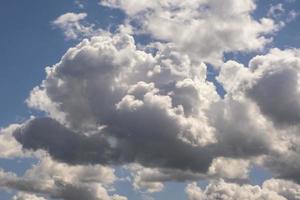 Hintergrund des blauen Himmels mit weißen gestreiften Wolken. Clearingtag und gutes windiges Wetter foto