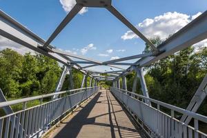 Eisenstahlrahmenkonstruktion der Brücke auf Hintergrund des blauen Himmels. Brückenkonstruktionen aus Metall, Rahmen, Bolzen und Muttern foto