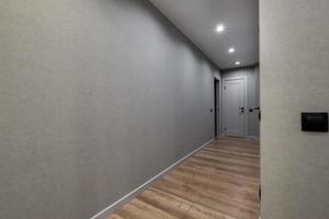 langer leerer Korridor im Inneren der Eingangshalle moderner Wohnungen, Büros oder Kliniken foto