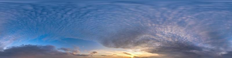 abendlicher blauer himmel hdr 360-panorama mit weißen schönen wolken in nahtloser projektion mit zenit zur verwendung in 3d-grafiken oder spielentwicklung als himmelskuppel oder bearbeitung von drohnenaufnahmen für den himmelsersatz foto