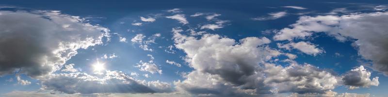blauer himmel hdri 360-panorama mit grauen schönen wolken in nahtloser projektion mit zenit zur verwendung in 3d-grafiken oder spielentwicklung als himmelskuppel oder bearbeitung von drohnenaufnahmen für den himmelsersatz foto