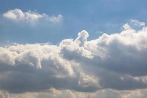 Hintergrund des blauen Himmels mit großen weißen winzigen Stratus-Zirrus-Streifenwolken foto