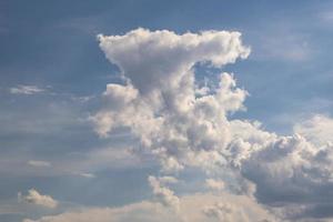 Hintergrund des blauen Himmels mit großen weißen winzigen Stratus-Zirrus-Streifenwolken foto