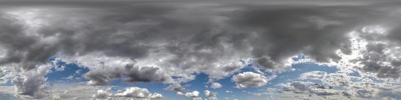 blauer himmel hdr 360-panorama mit weißen schönen wolken in nahtloser projektion mit zenit zur verwendung in 3d-grafiken oder spielentwicklung als himmelskuppel oder bearbeitung von drohnenaufnahmen für den himmelsersatz foto