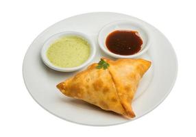 Samosa auf dem Teller und weißem Hintergrund foto