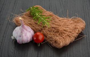 Rohes Soba auf Holzhintergrund foto