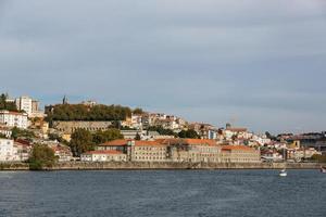 Blick auf Porto City am Flussufer foto