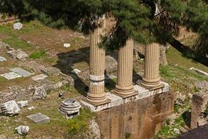 Gebäuderuinen und antike Säulen in Rom, Italien foto